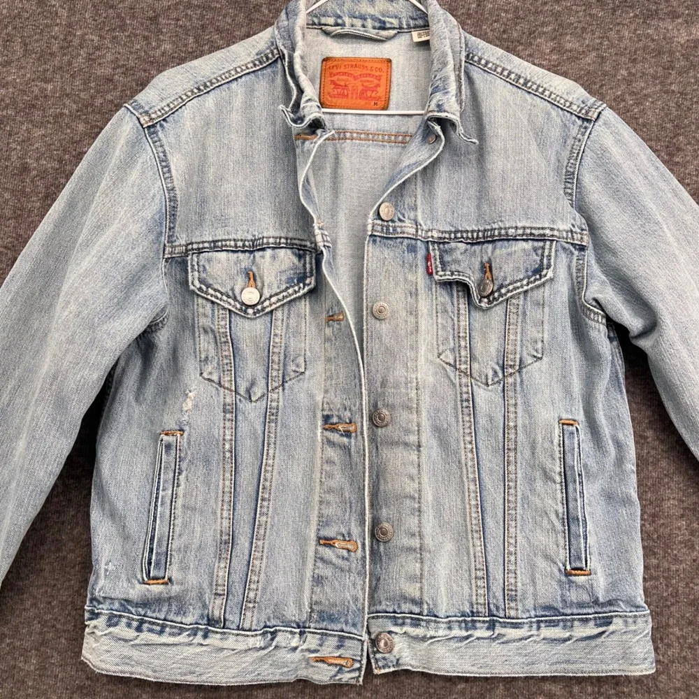 Levis Womens Light Wash Denim Trucker Jacket Size M Blue Distressed S40117
